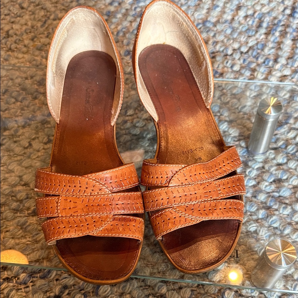Sutton Plaza Jeanine leather sandals